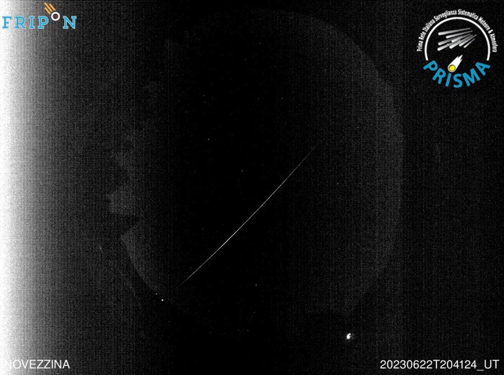 La lunga scia del bolide IT20230622T204125 ripreso dalla camera Prisma Novezzina, collocata all'osservatorio astronomico di Monte Baldo.