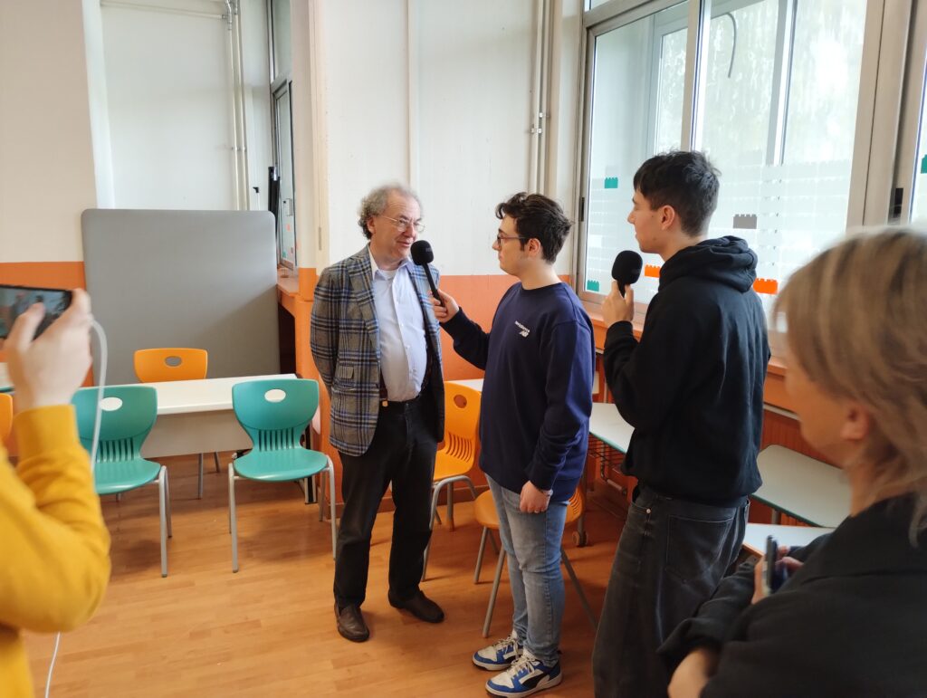 Roberto Ragazzoni intervistato da alcuni studenti dell'IIS "Viola-Marchesini"